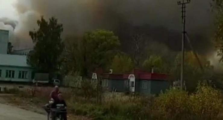 В РФ горит военный склад, начались взрывы