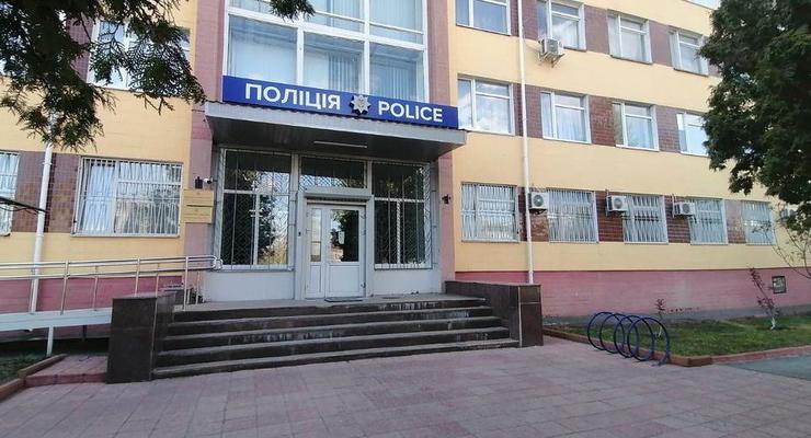 Под Киевом мужчина избил полицейского в зале суда