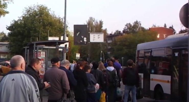В Киеве засняли огромную очередь на автобус