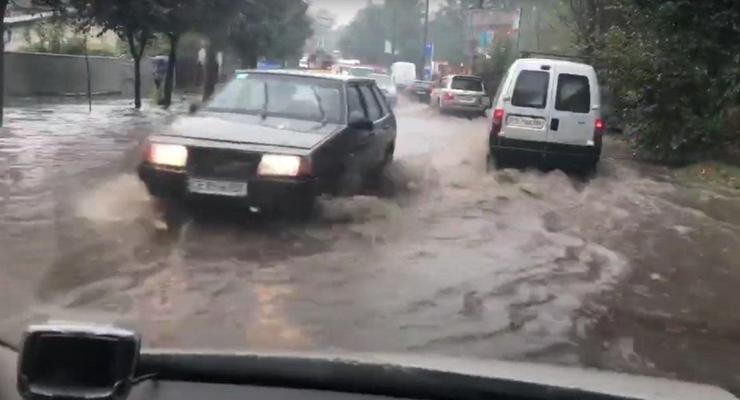 Машины плавают: Сильный ливень затопил Черновцы