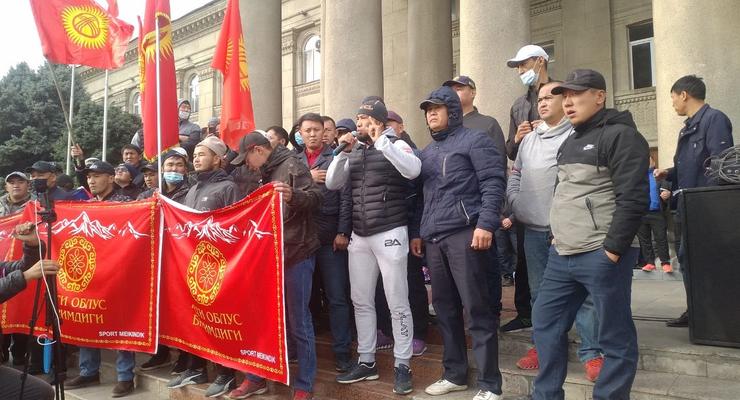 В Бишкеке начались столкновения со стрельбой между митингующими