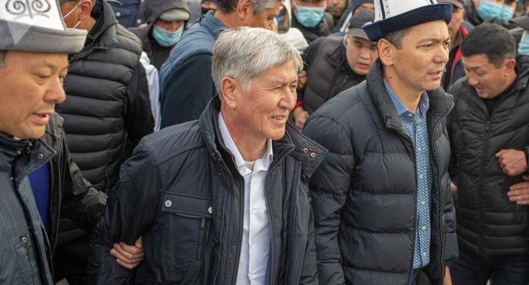 Экс-глава Кыргызстана показал следы пуль на авто