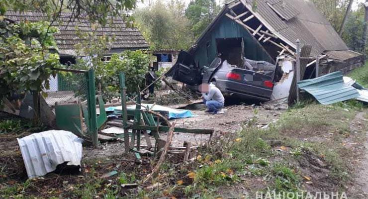 BMW влетела в дом, есть погибшие в Винницкой области