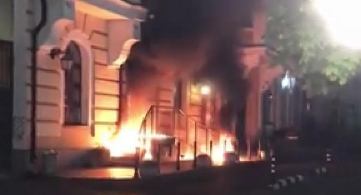 В Киеве загорелся дом на Воздвиженке