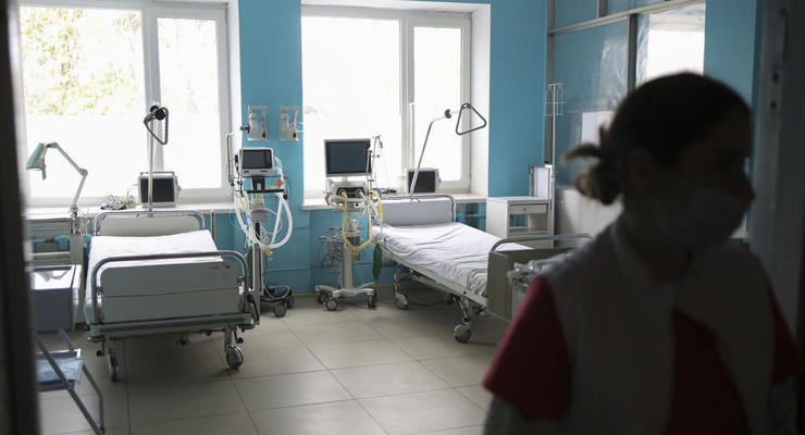 "Лежат в коридорах": В больницах не хватает мест из-за Covid-19