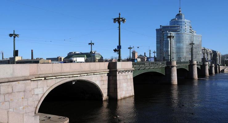 Падение мотоциклиста с моста в Петербурге попало на видео
