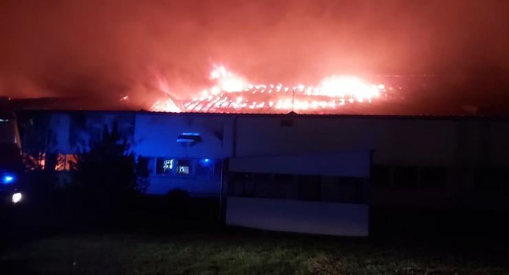 В Мукачево произошел крупный пожар на лыжной фабрике