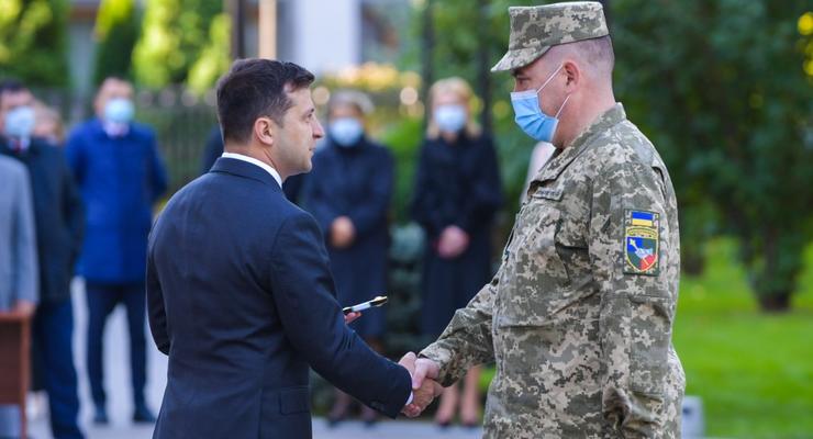 Зеленский уехал на Донбасс вручать подарки военным