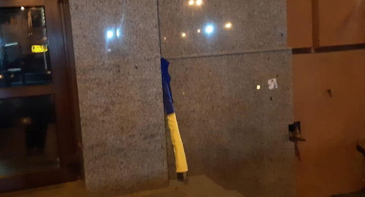 В Днепре со здания суда сорвали флаг Украины