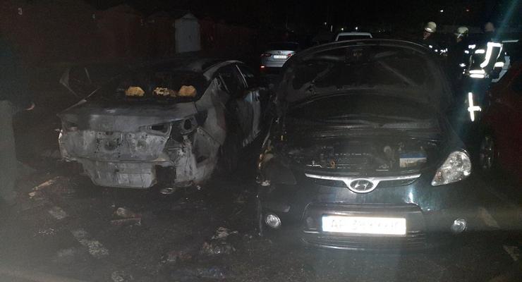 В Запорожье на стоянке сгорело два авто