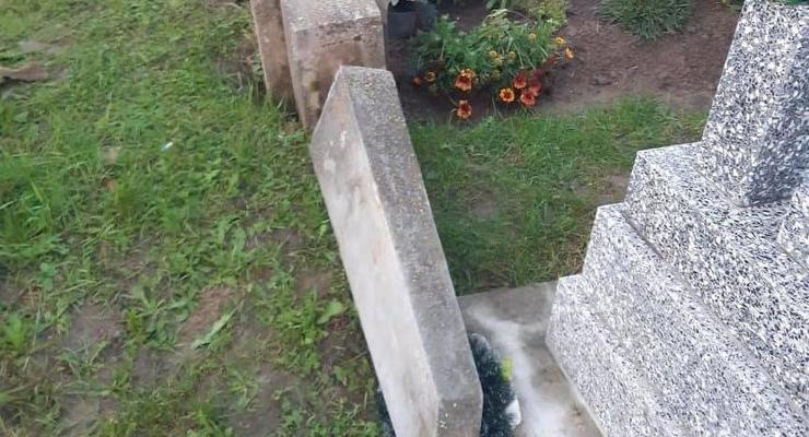 На Закарпатье подростки устроили погром на кладбище