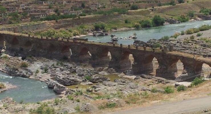 Нагорный Карабах: Азербайджан заявил о контроле над историческим мостом