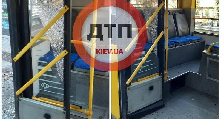 В Киеве под обстрел попал троллейбус