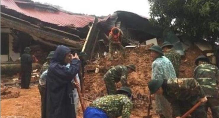 Во Вьетнаме оползень завалил здание с десятками людей