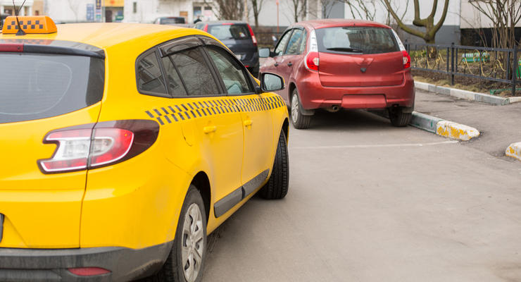 В Киеве таксист изнасиловал клиентку ночного клуба, избил и отвез домой