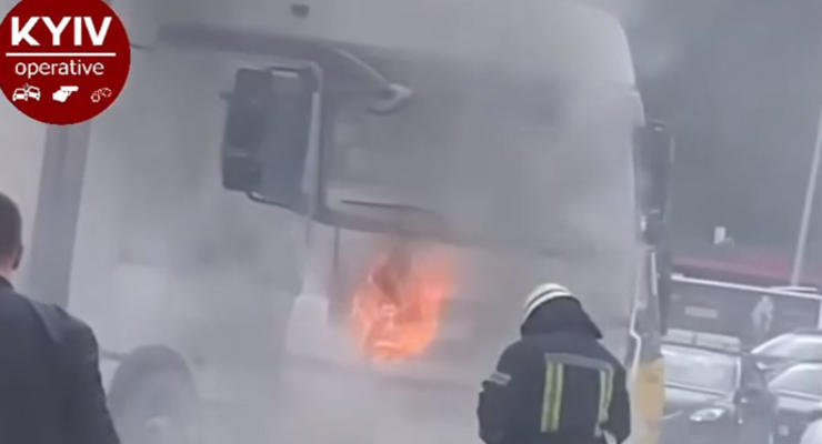 В Киеве на ходу загорелся грузовик