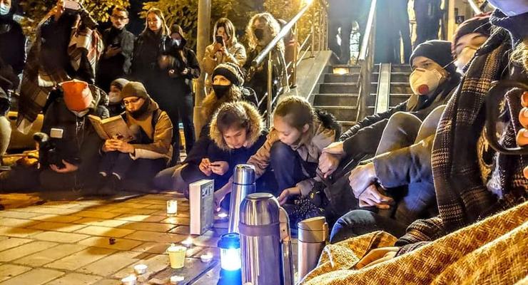 Активисты при свечах читали книгу о Стусе возле Печерского суда