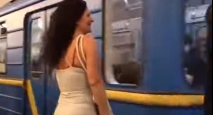 В киевском метро девушка станцевала "тверк"