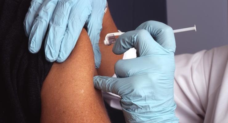 Создатели вакцины от COVID-19 отреагировали на смерть участника испытаний