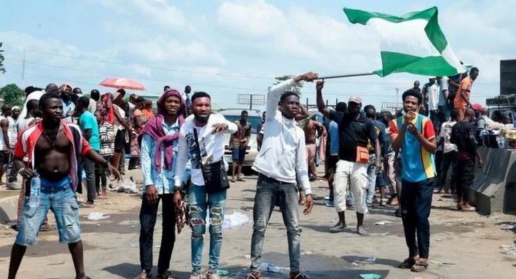 В Нигерии активисты сожгли 11 участков полиции