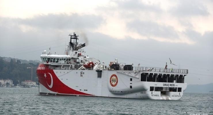 Фрегат Греции выдворил турецкое судно из спорных вод в Средиземноморье