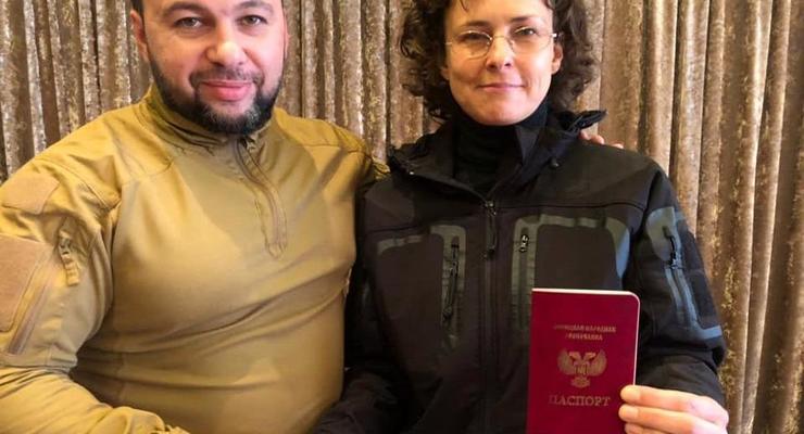 Певица Чичерина получила "паспорт ДНР"