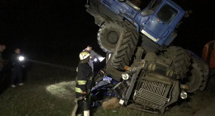 На Кировоградщине на крутом спуске столкнулось два трактора