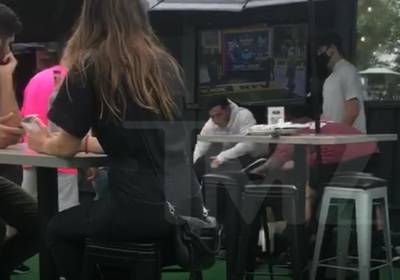 В США блогер сломал руку сотруднику ресторана