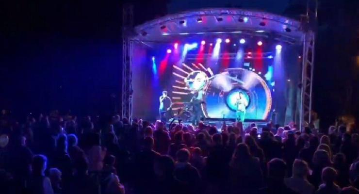 COVID не страшен: В Киеве устроили предвыборный концерт
