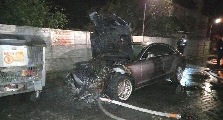В Ровно подожгли машину кандидата в депутаты облсовета