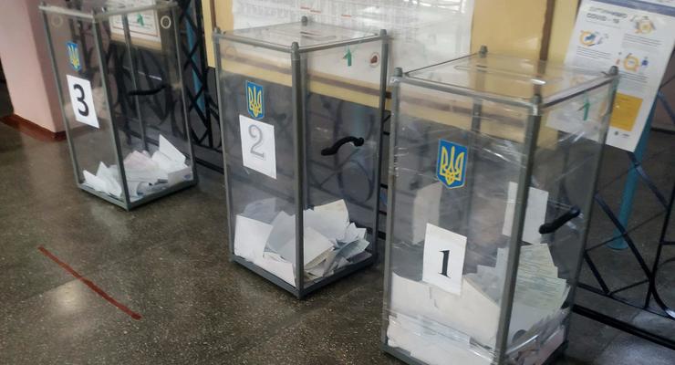 На Херсонщине кандидат пришла голосовать с символикой своей партии