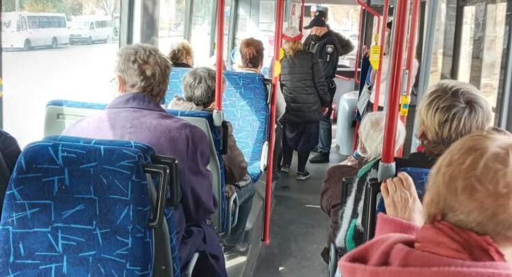 В Запорожье пассажиру троллейбуса из-за маски вызвали полицию