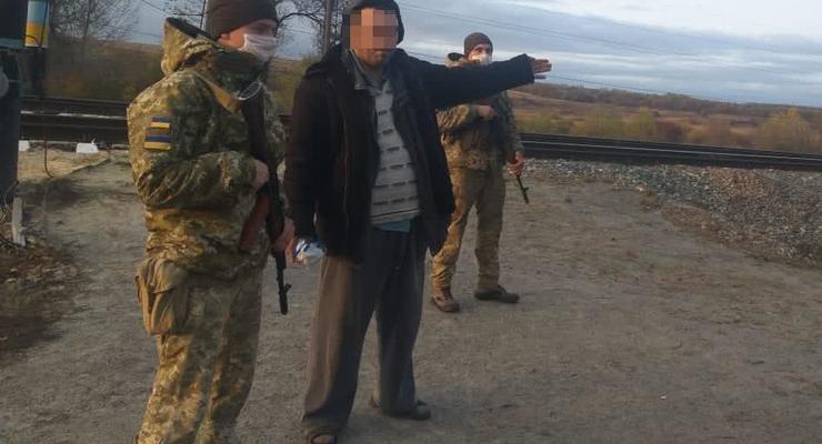 Пьяный украинец в шлепанцах пытался попасть в РФ мимо пункта пропуска