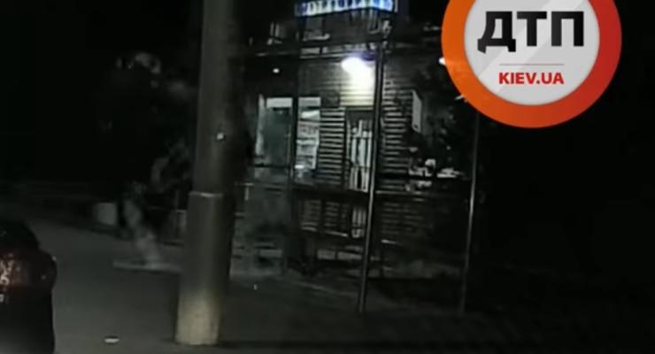 На видео показали, как в Киеве трюкач на велосипеде разнес остановку