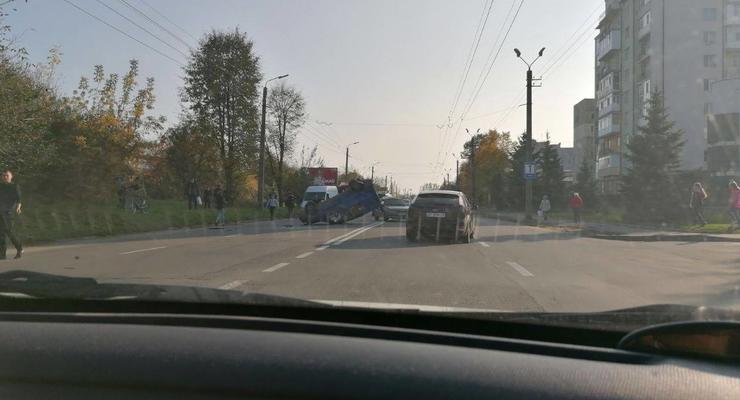 В Ивано-Франковске возле монастыря перевернулось авто