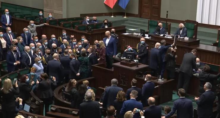 В Польше женщины-депутаты блокировали работу Сейма