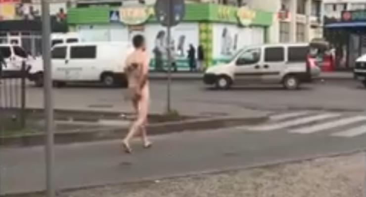 По Киеву гулял абсолютно голый мужчина