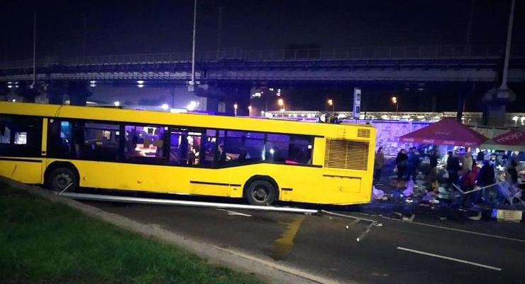 В Киеве автобус врезался в палатку с людьми, есть жертва