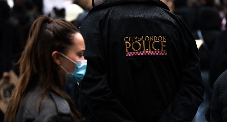 Полиция Британии намерена врываться в дома граждан на Рождество