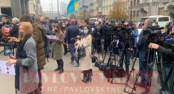 В Киеве протестуют против решений КСУ, жгут файеры