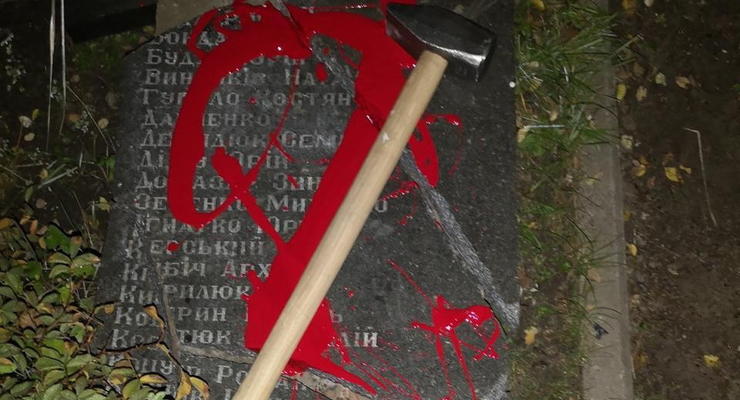 В Киеве повредили мемориал украинским националистам