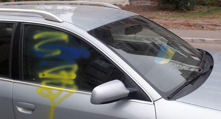 В Сумах из-за украинских флажков повредили два авто