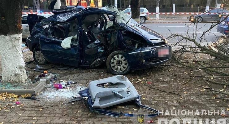 На Одесчине авто с пьяным водителем врезалось в дерево: двое погибших