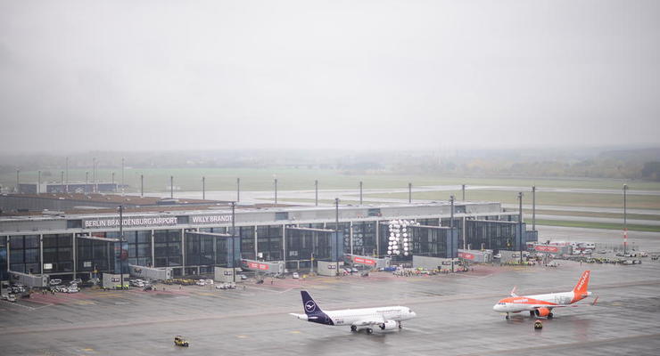 В Берлине открыли аэропорт, который строился 14 лет