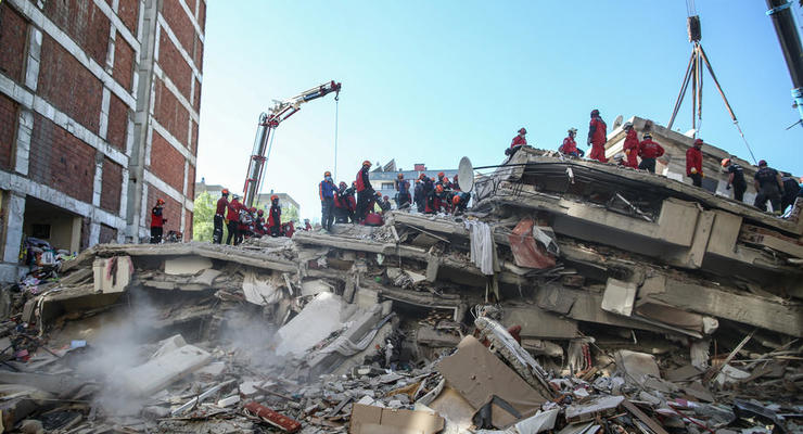 После землетрясения в Измире из-под завалов спасли более ста человек