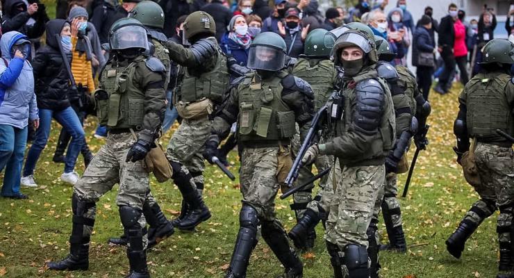 Силовики в Минске открыли огонь поверх протестующих