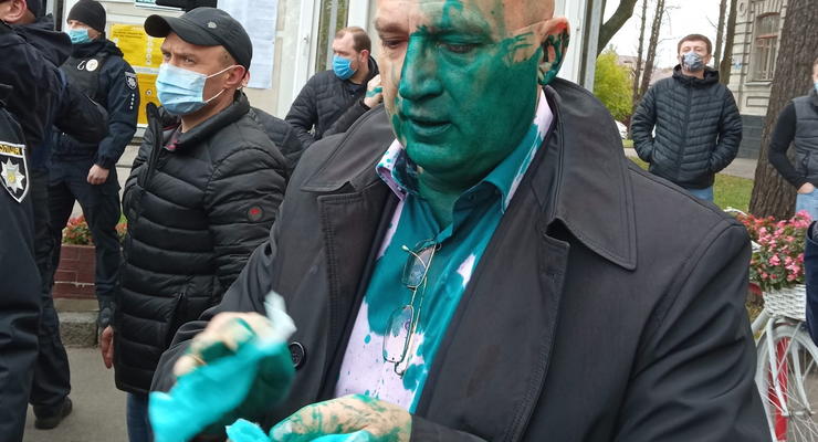 В Хмельницком создателю фейкового горсовета плеснули в лицо зеленкой