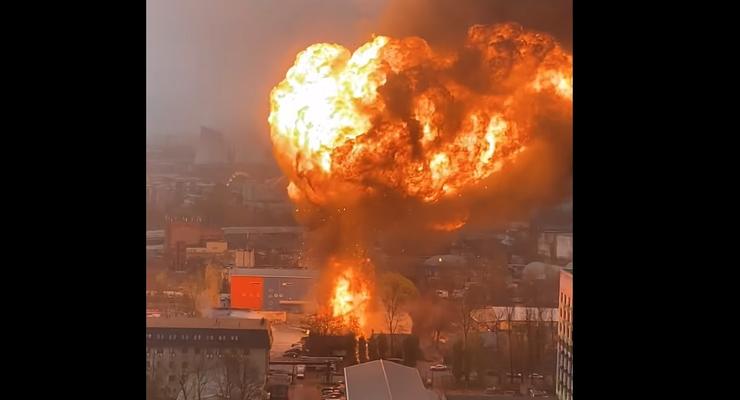 Взрывы, дым и огонь: В Москве пожар на складе газовых баллонов