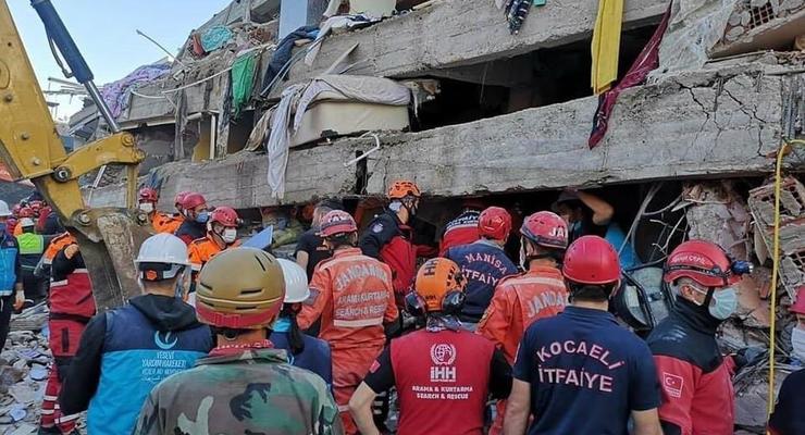 Жертвами землетрясения в Турции стали почти сто человек