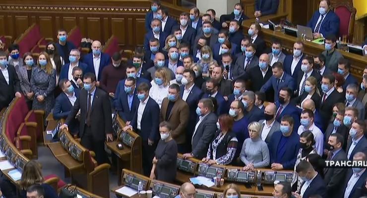 Более 200 нардепов призвали судей КСУ уйти в отставку